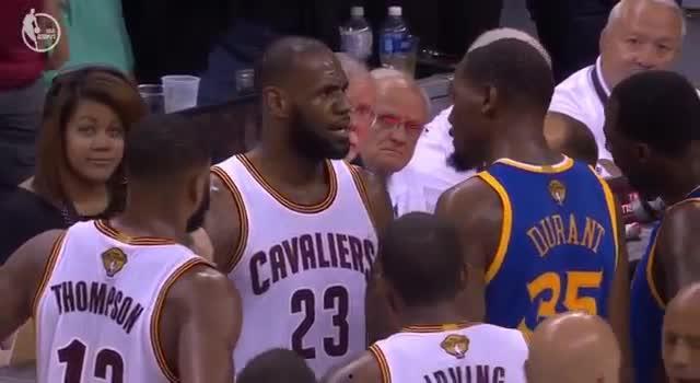 詹姆斯吃瓜群众配文,揭秘篮球巨星背后的趣味生活