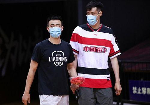 郭艾伦吃瓜群众,篮球场内外话题不断